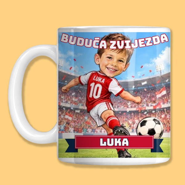 Šalica sa sportskom karikaturom s fotografijom djeteta – Nogomet